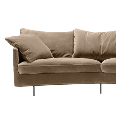 Köp din nya soffa hos Posh Living. Soffa Julia ger en perfekt kombination av stil och komfort. Soffan är designad av Dan Ihreborn och är både modern och romantisk. Med två stora ryggkuddar och bekväm sittkomfort har den blivit en favorit.