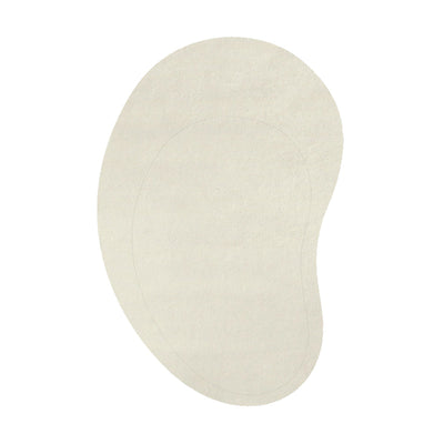 Ullmattan Residue är en matta som med sin organiska rand skapar två höjder av lång och kort lugg. Mattan är gjord av 100% ull och skapar en härligt mjuk och ombonad känsla i hemmet. Eftersom mattorna är handgjorda är varje produkt ett unikt hantverk som kan skilja sig från varandra. Finns i färgerna Bone White och True Greige